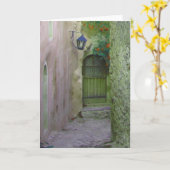 Alte Tür in einer alten Gasse in einem alten Dorf Karte (Gelbe Blume)