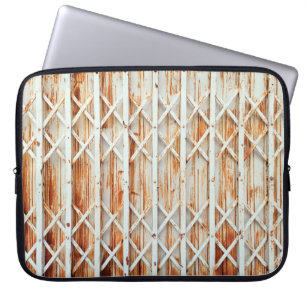 Alte Türverkleidungen sind rostet. abstrakt, antik Laptopschutzhülle