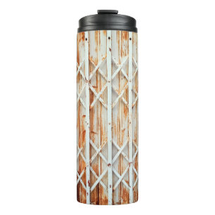 Alte Türverkleidungen sind rostet. abstrakt, antik Thermosbecher