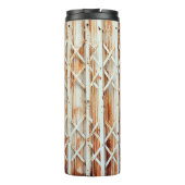 Alte Türverkleidungen sind rostet. abstrakt, antik Thermosbecher (Rückseite)