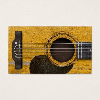 Alte und abgenutzte akustische Gitarre mit Pickgua