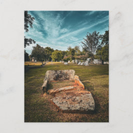 Alte verwitterte Grabsteine in einem historischen Postkarte