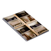 Alte Vintage Fünfzigerjahre Radios auf Regalen Notizblock (Rechte Seite)