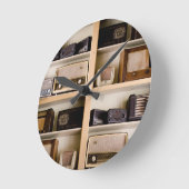 Alte Vintage Fünfzigerjahre Radios auf Regalen Runde Wanduhr (Winkel)