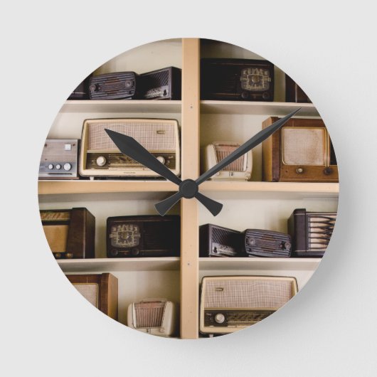 Alte Vintage Fünfzigerjahre Radios auf Regalen Runde Wanduhr (Vorderseite)
