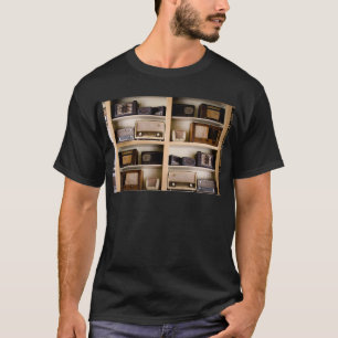 Alte Vintage Fünfzigerjahre Radios auf Regalen T-Shirt