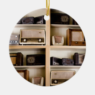 Alte Vintage-Radios aus den 1950er Jahren auf Rega Keramik Ornament