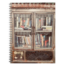 Alte virtuelle Bibliothek mit Büchern