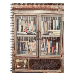 Alte virtuelle Bibliothek mit Büchern Notizblock