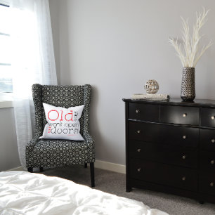 Alte Wege öffnen keine neuen Wege Zitat rot schwar Kissen