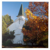 Alte weiße Kirche im Herbst Fliese (Vorderseite)