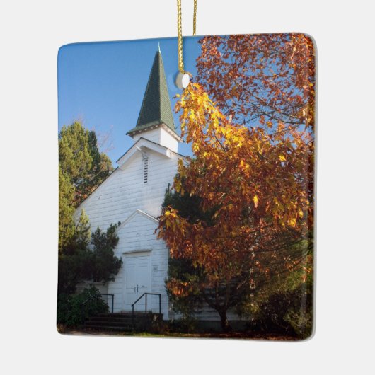 Alte weiße Kirche im Herbst Keramikornament (Links)