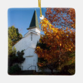 Alte weiße Kirche im Herbst Keramikornament (Vorderseite)