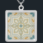 Alte Welt dekoratives Fliesenmuster Versilberte Kette<br><div class="desc">Ein Chariklia Zarris Schaffen,  dieser alte Weltprint bietet ein dekoratives Fliesenmuster mit blau und gold auf beige Hintergrund. Ich würde ein großartiges Geschenk für Fans von Blume und Pastelldrucken machen!</div>
