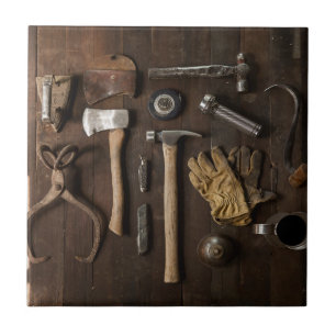 Alte Werkzeuge auf hölzernem Fliese