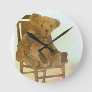 Alte Zeichnung: Teddybär auf einem Stuhl Runde Wanduhr