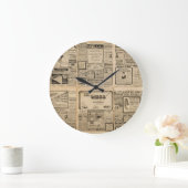 Alte Zeitung: Vintager Hintergrund. Große Wanduhr (Zuhause)