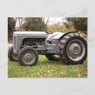 Alte Zugmaschine im Herbst Postkarte