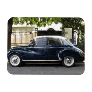 Alter, aber sehr gepflegter Audi Wagen. Magnet