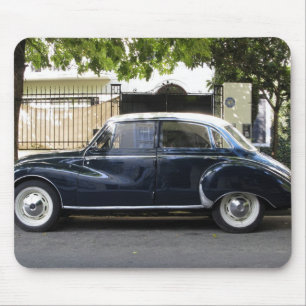 Alter aber sehr gepflegter Audi Wagen. Mousepad