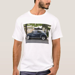 Alter aber sehr gepflegter Audi Wagen. T-Shirt