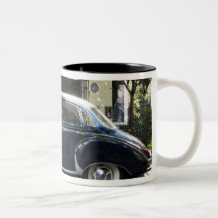 Alter aber sehr gepflegter Audi Wagen. Zweifarbige Tasse