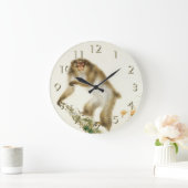 Alter Affe mit Kirsche im Herbst Große Wanduhr (Zuhause)