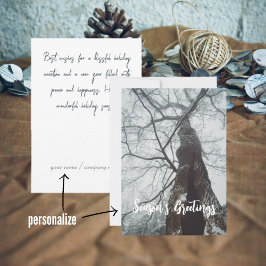 Alter Baum in einem Nebelwald Feiertagskarte