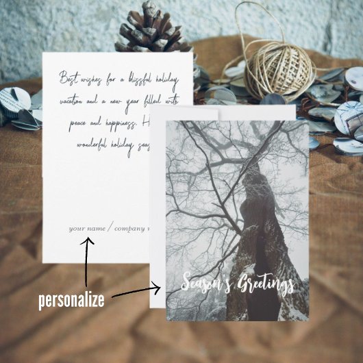 Alter Baum in einem Nebelwald Feiertagskarte