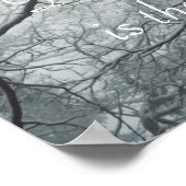 Alter Baum in einem Nebelwald Poster (Ecke)