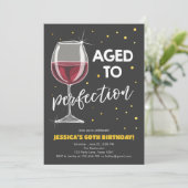 Alter bis Perfection Red Wine Überraschung Geburts Einladung (Stehend Vorderseite)