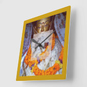 Alter Buddha mit Blume, Nepal Quadratische Wanduhr (Winkel)