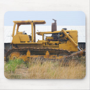 Alter Bulldozer auf einem Feld Mousepad