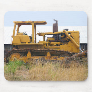 Alter Bulldozer auf einem Feld Mousepad
