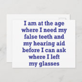 Alter: Falsche Zähne, Hörhilfe und verlorene Brill Postkarte (Vorne/Hinten)