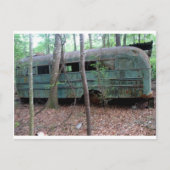 Alter grüner Bus im Wald abgeschafft Postkarte (Vorderseite)
