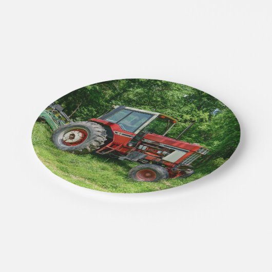 Alter internationaler Traktor Pappteller (Schrägansicht)