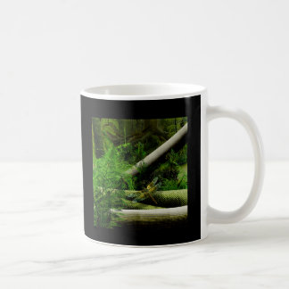 alter kohlestoffhaltiger Wald Kaffeetasse