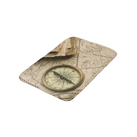 Alter Kompass über alter Karte Badematte (Schrägansicht)