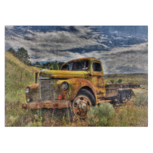 Alter Lastwagen, verlassen auf einem Feld Schneidebrett