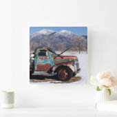 Alter LKW auf dem Feld Quadratische Wanduhr (Zuhause)