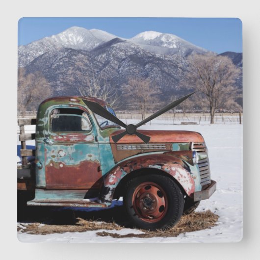 Alter LKW auf dem Feld Quadratische Wanduhr (Vorderseite)