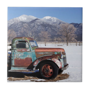 Alter LKW, der auf dem Gebiet sitzt Fliese