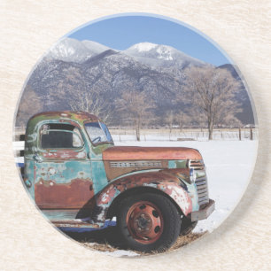 Alter LKW, der auf dem Gebiet sitzt Getränkeuntersetzer