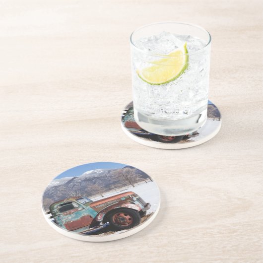 Alter LKW, der auf dem Gebiet sitzt Getränkeuntersetzer (Seite)