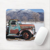 Alter LKW, der auf dem Gebiet sitzt Mousepad (Mit Mouse)
