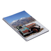 Alter LKW, der auf dem Gebiet sitzt Notizblock (Rechte Seite)