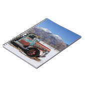 Alter LKW, der auf dem Gebiet sitzt Notizblock (Linke Seite)