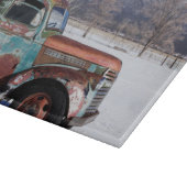 Alter LKW, der auf dem Gebiet sitzt Schneidebrett (Ecke)