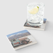 Alter LKW, der auf dem Gebiet sitzt Steinuntersetzer (Seitenansicht)